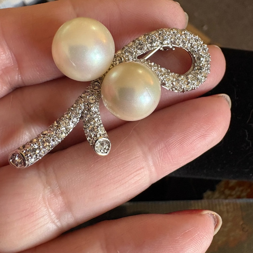 P41 Elegant Vintage Silver Pearl Brooch - Picture 2 of 4